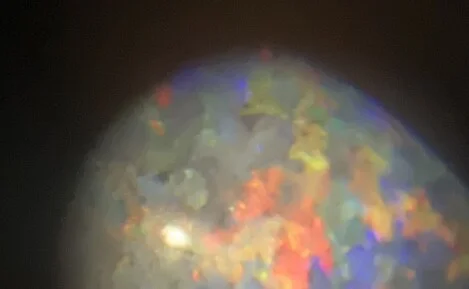 合成石の特徴が見える