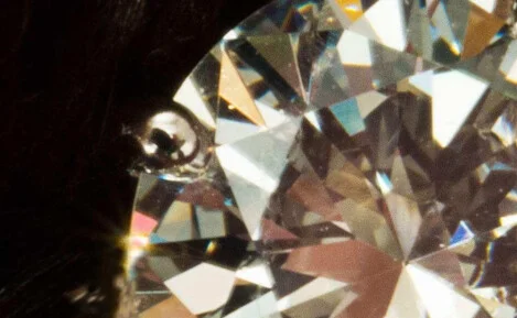 顕微鏡でダイヤモンドを見る