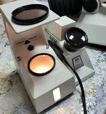 偏光器を使う。